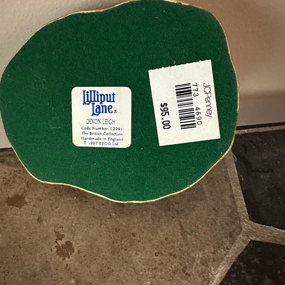 Charming Cottage Figurine with Floral Accents - Picture 5 of 6